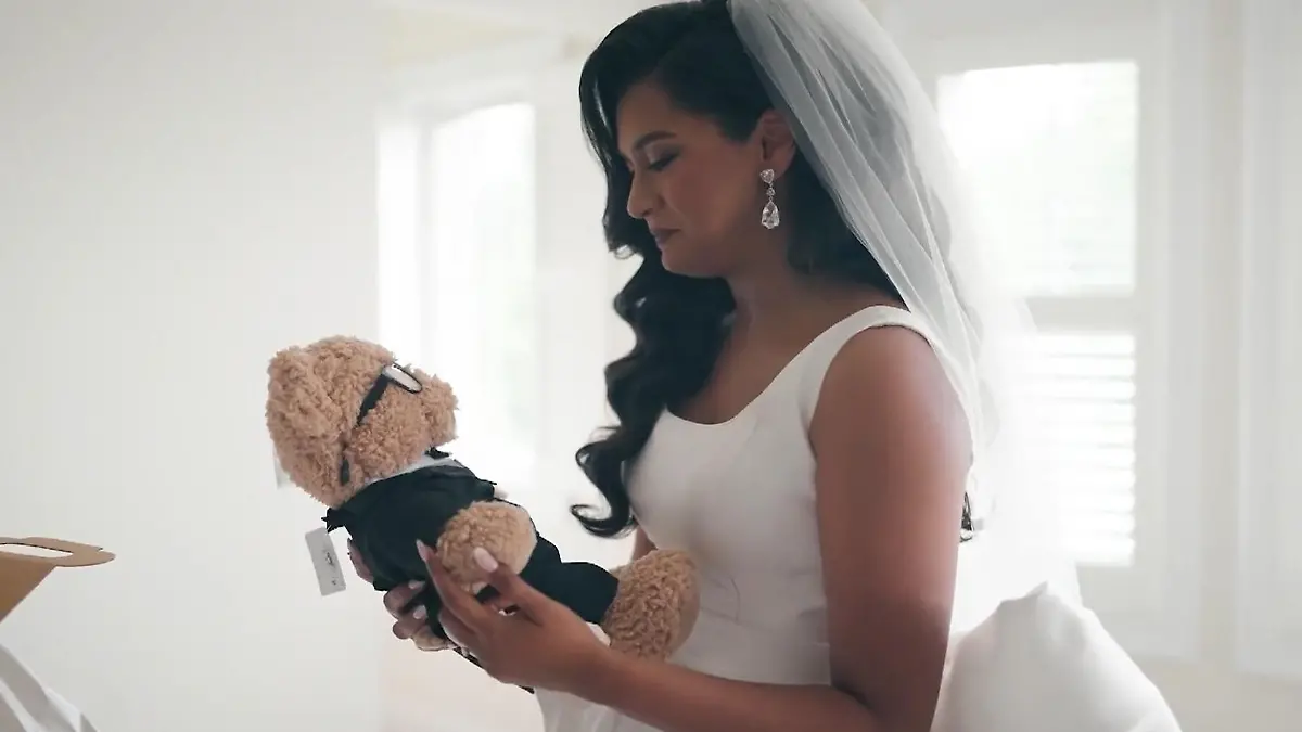 „Überwältigend, perfekt!" Dieser Teddybär rührt Braut zu Tränen – weil DAS in ihm steckt Süßes Geschenk zur Hochzeit