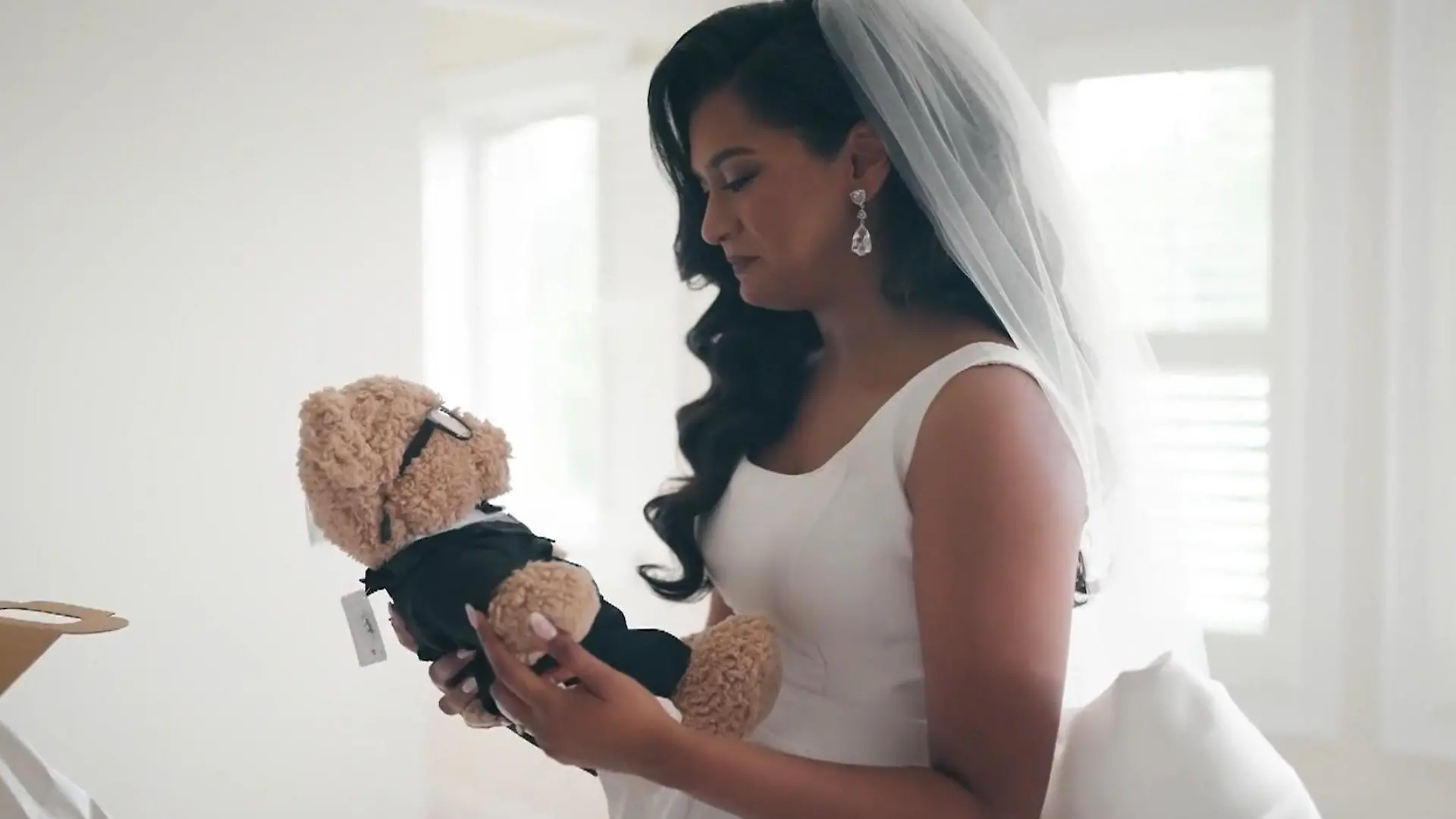 „Überwältigend, perfekt!" Dieser Teddybär rührt Braut zu Tränen – weil DAS in ihm steckt Süßes Geschenk zur Hochzeit