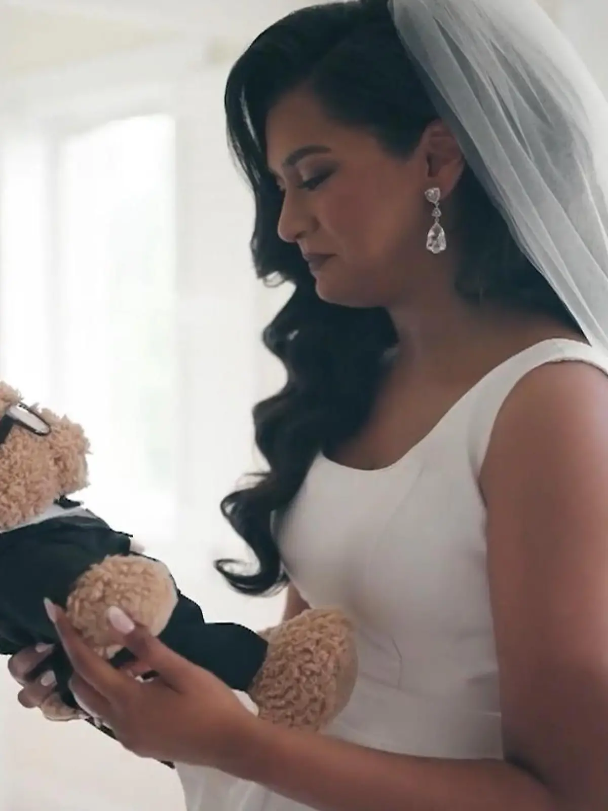 Bild zu: "„Überwältigend, perfekt!" Dieser Teddybär rührt Braut zu Tränen – weil DAS in ihm steckt"