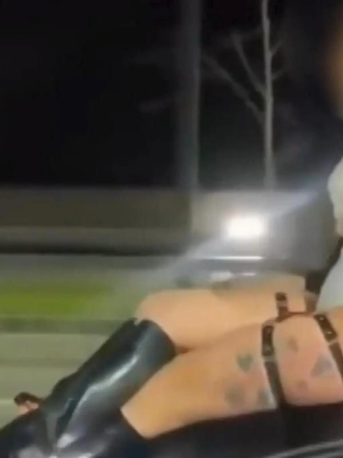 Bild zu: "Sexy Spritztour auf der Motorhaube! Frauen posieren halbnackt – während der Fahrt"