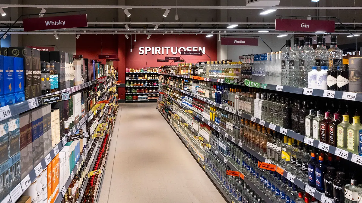21.05.2025, Deutschland, auf dem Foto die Spirituosenabteilung in einem Supermarkt *** 21 05 2025, Germany, in the photo the spirits department in a supermarket
