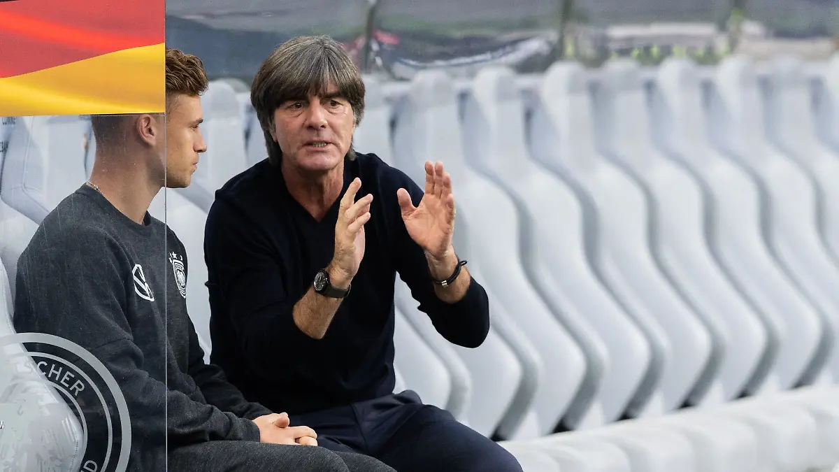 Joachim Löw (r) erklärt in einem Interview die gefragten heutigen Spielertypen und nennt beispielhaft auch Joshua Kimmich. (Archivbild)