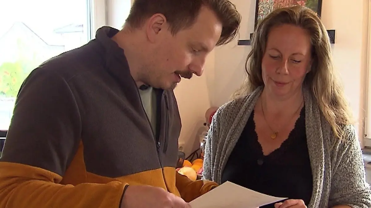 Das perfekte Dinner: Ein Mann und eine Frau studieren gemeinsam in der Küche ein Rezept