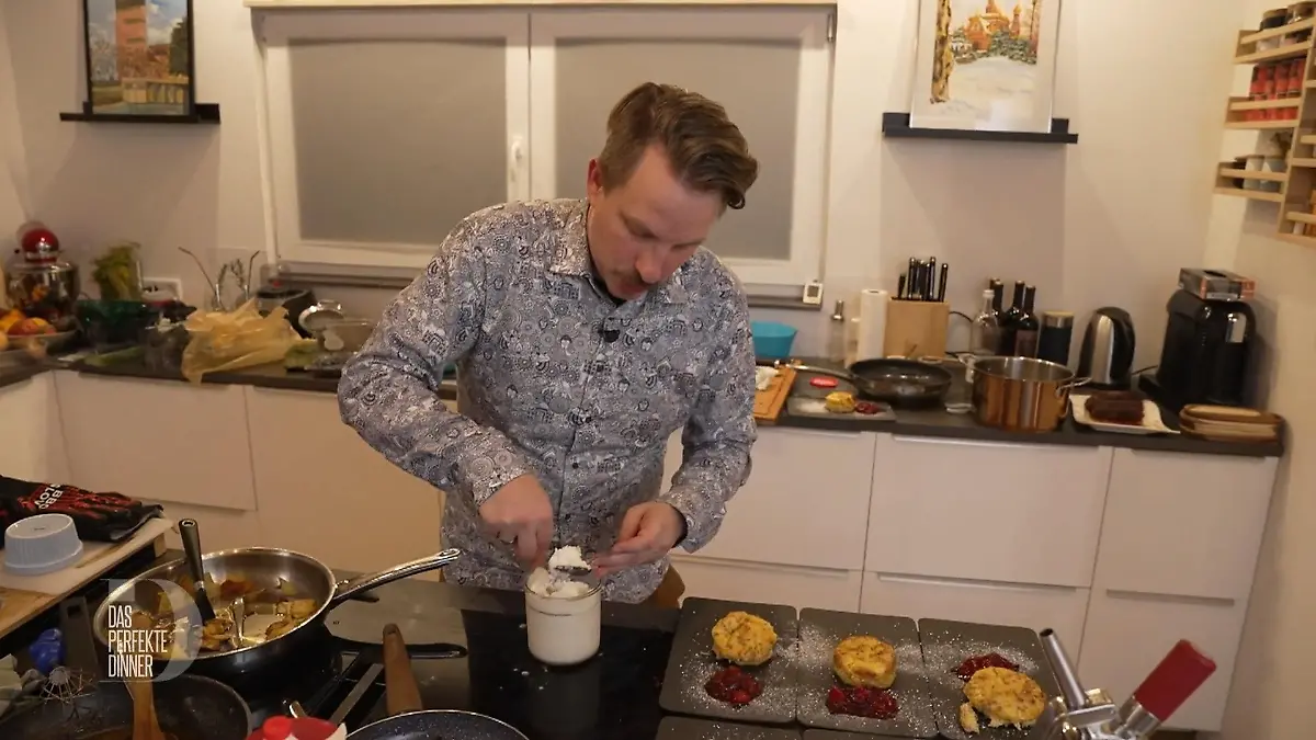 Das perfekte Dinner: Mann in der Küche nimmt Sorbet mit einem Löffel aus einem Behältnis