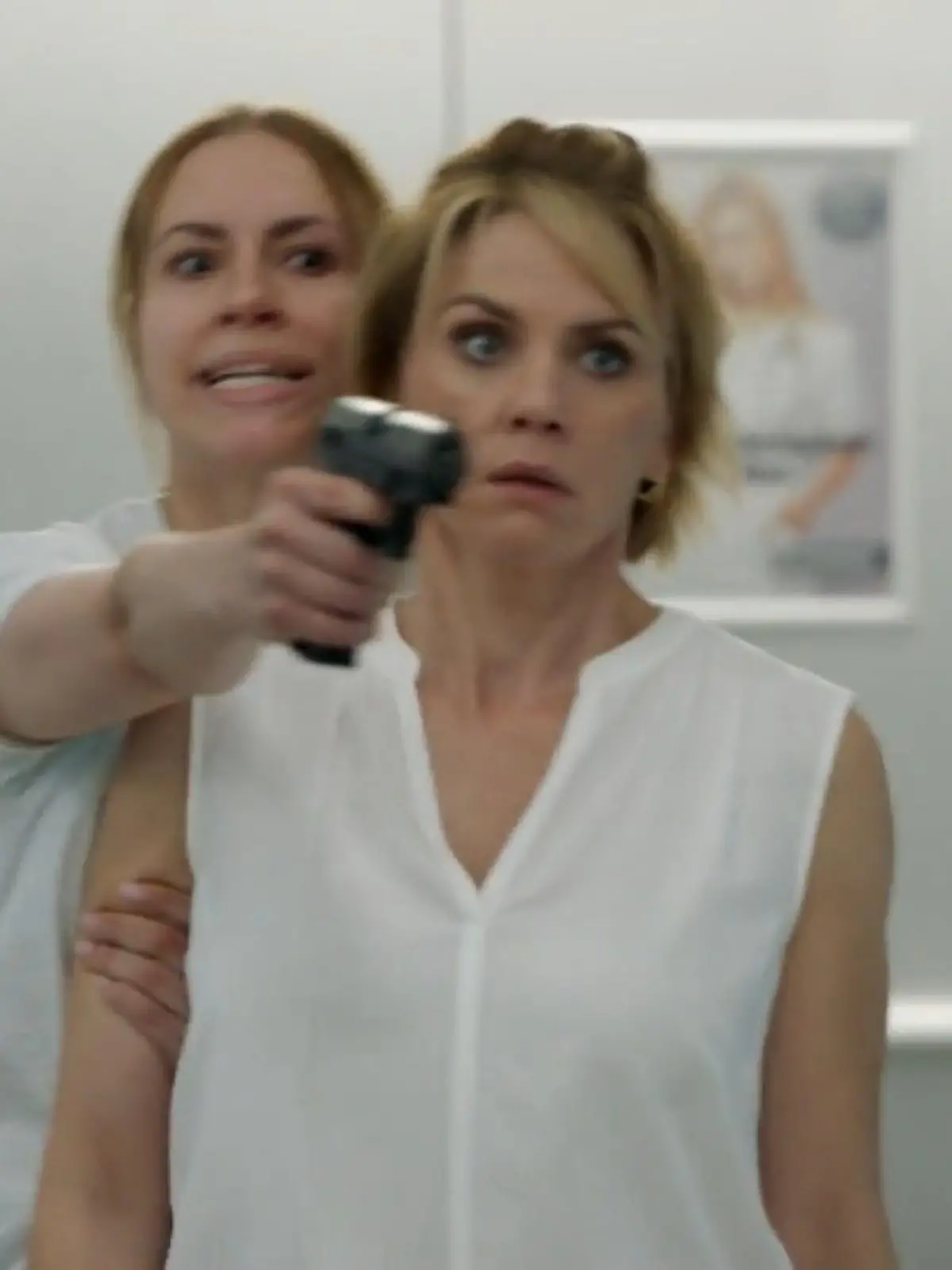 Bild zu: "Zoe nimmt Yvonne im Krankenhaus in ihre Gewalt"