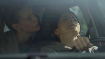 Bild von Zoe nimmt Laura in ihre Gewalt