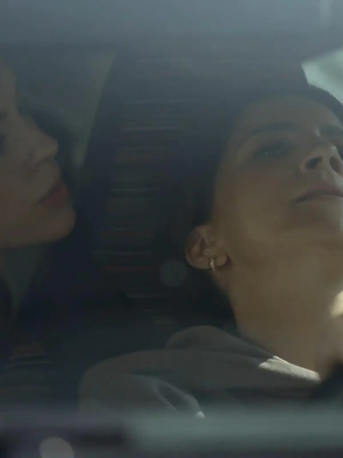 Bild zu: "Zoe nimmt Laura in ihre Gewalt"