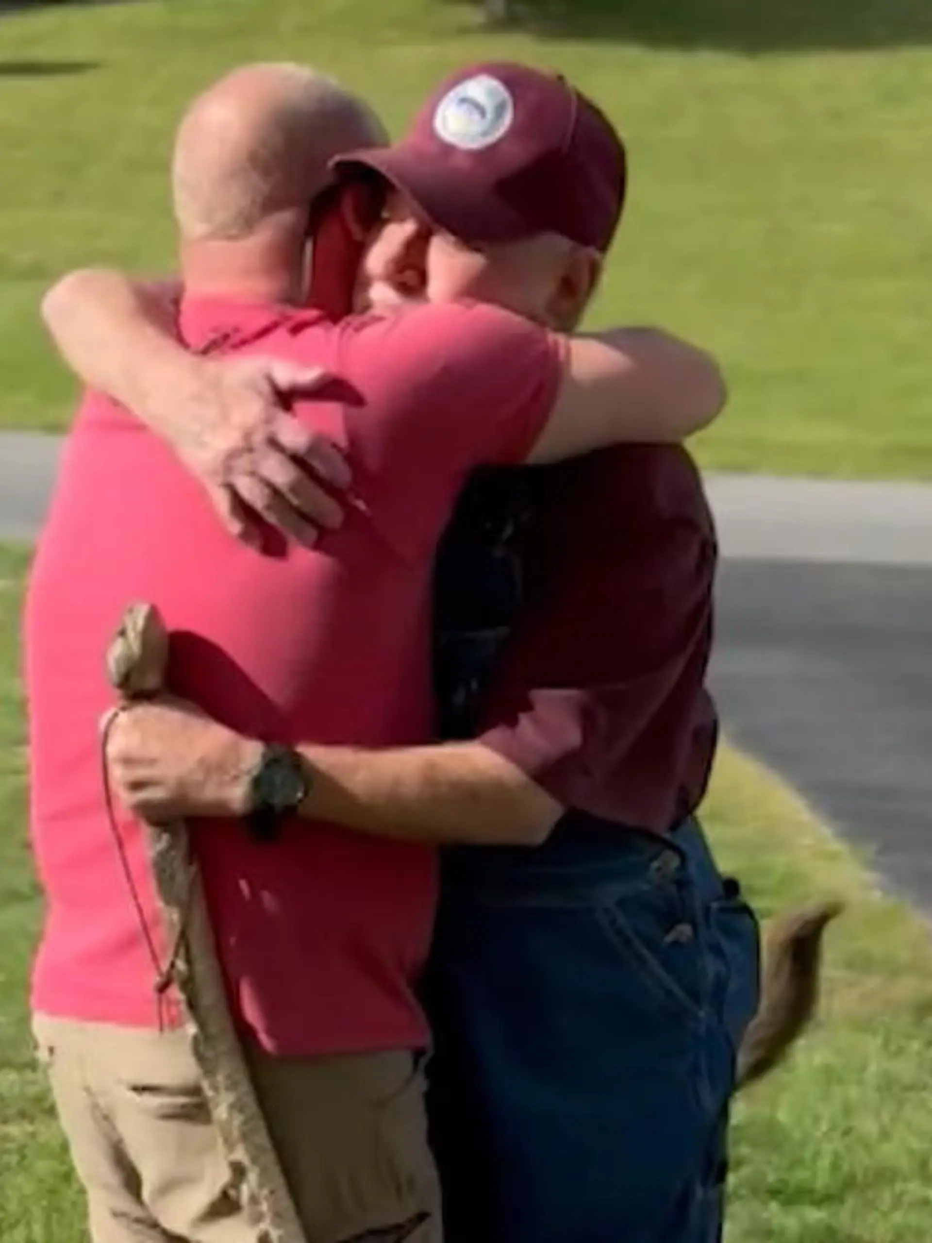Jason aus Virginia in den USA dachte, dass er seinen kranken Vater, der in Florida lebt, nie weider sehen würde. Er ist bereits zu ihm gereist, um sich quasi von ihm zu verabschieden. Aber Joe will es sich nicht nehmen lassen und zusammen mit seinem Sohn dessen 50. Geburtstag feiern. Dafür nimmt er all seine Kraft zusammen und eine lange Reise auf sich. Wie Jason auf die Überraschung reagiert sehen Sie im Video.