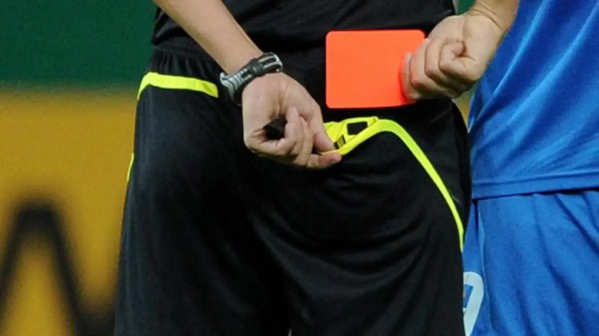 Ein Fußball-Schiedsrichter (Symbolbild)