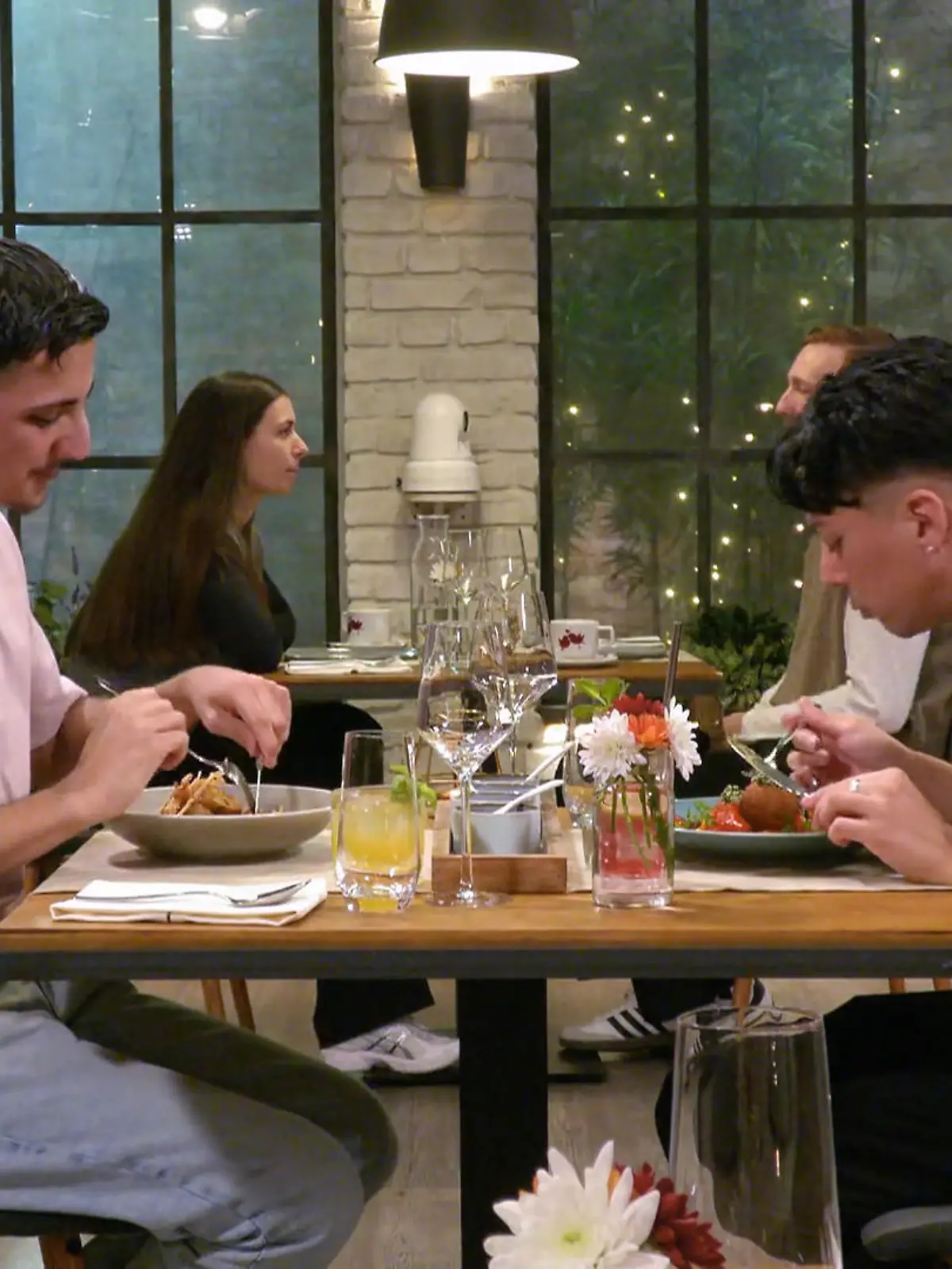 Bild zu: "Beim Essen wird gegessen, nicht geredet"