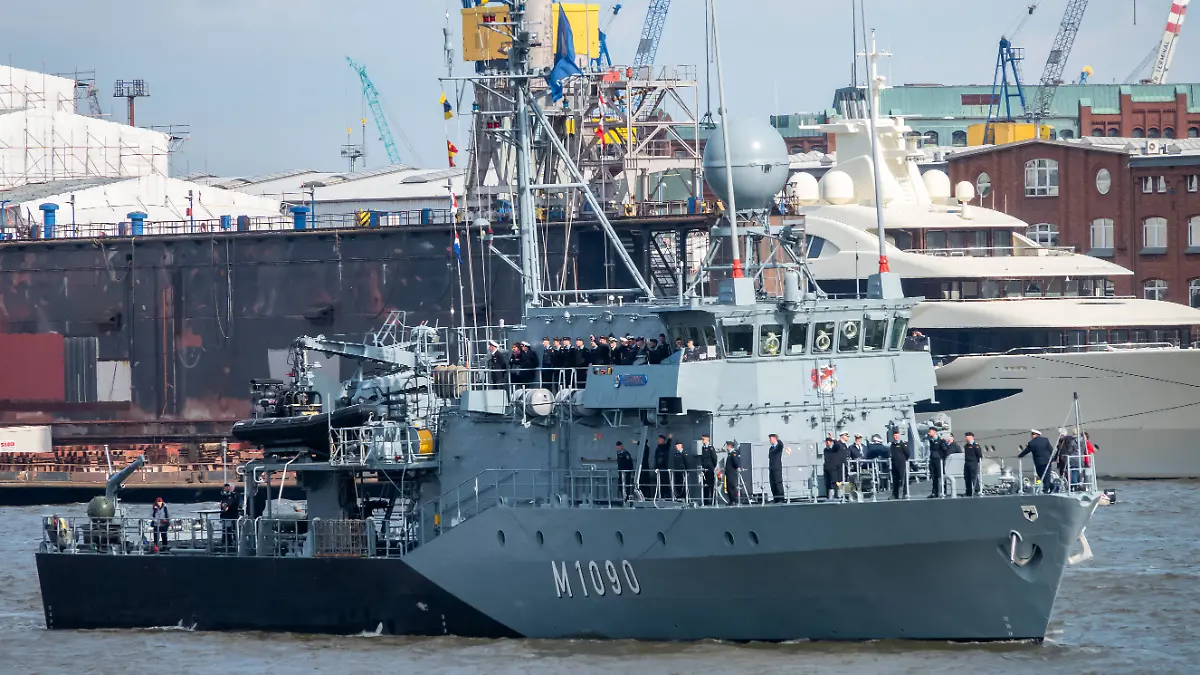 Hafengeburtstag in Hamburg - Auslaufparade DEU, Deutschland, 834. Hafengeburtstag 2023 in Hamburg, Auslaufparade: Das Minenabwehrfahrzeug Pegnitz M1090 der Deutschen Marine fährt neben anderen Schiffen auf der Elbe im Hafen. Im Hintergrund liegt die Luxusjacht Alaiya neben dem Dock von Blohm und Voss. Bei dem Hafenfest an der Elbe wurden mehr als eine Million Besucher erwartet. Hamburg Hamburg Deutschland *** Hafengeburtstag in Hamburg Auslaufparade DEU, Germany, 834 Hafengeburtstag 2023 in Hamburg, Auslaufparade The mine countermeasure vessel Pegnitz M1090 of the German Navy sails alongside other ships on the Elbe in the harbor In the background, the luxury yacht Alaiya lies next to the dock of Blohm and Voss At the harbor festival on the