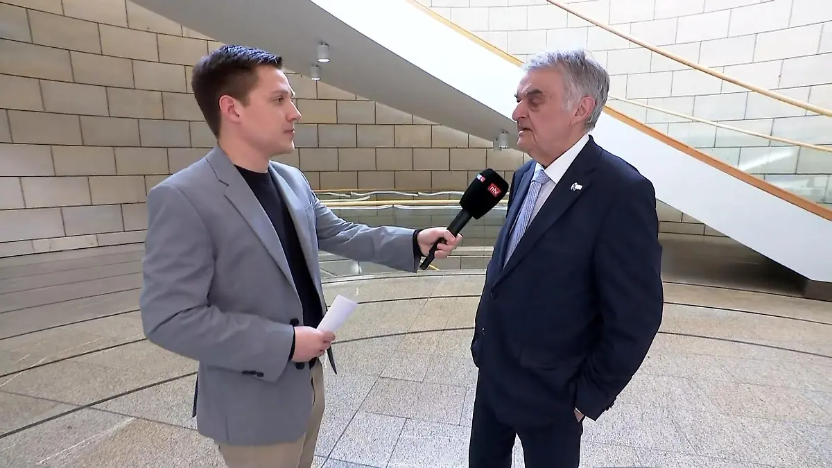 Interview mit NRW-Innenminister Herbert Reul (CDU) Politisch motivierte Straftaten auf Rekordhoch