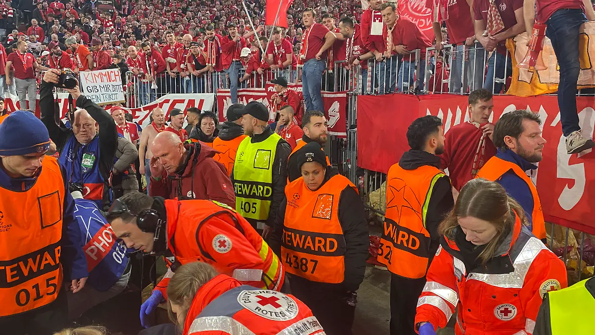 in der Endphase des Spiels stuermen einige Muenchnener Fans ungehindert vom Security Personal über die Absperrung und verletzen mehrere Fotografen, darunter Kai Pfaffenbach REUTERS am Boden Sanitaeter FC Bayern Muenchen FCB vs Real Madrid UEFA CL Champions League Viertelfinale Rueckspiel 15.04.2026 DFL REGULATIONS PROHIBIT ANY USE OF PHOTOGRAPHS AS IMAGE SEQUENCES AND/OR QUASI-VIDEO FC Bayern Muenchen FCB vs Real Madrid CL Champions League *** in the final phase of the match, some Munich fans storm over the barrier unhindered by security personnel and injure several photographers, including Kai Pfaffenbach REUTERS on the ground Sanitaeter FC Bayern Muenchen FCB vs Real Madrid UEFA CL Champions League quarter-final second leg 15 04 2026 DFL REGULATIONS PROHIBIT ANY USE OF PHOTOGRAPHS AS IMAGE SEQUENCES AND OR QUASI VIDEO FC Bayern Muenchen FCB vs Real Madrid CL Champions League