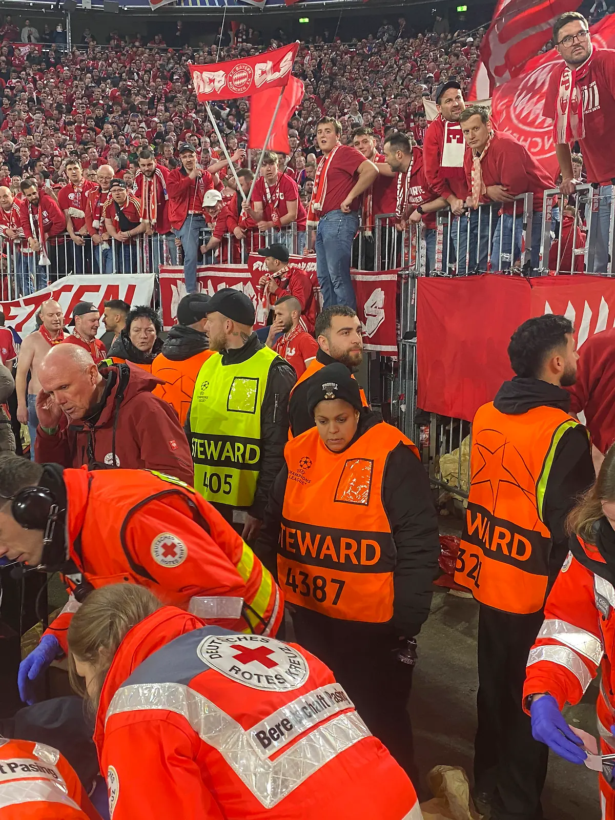 in der Endphase des Spiels stuermen einige Muenchnener Fans ungehindert vom Security Personal über die Absperrung und verletzen mehrere Fotografen, darunter Kai Pfaffenbach REUTERS am Boden Sanitaeter FC Bayern Muenchen FCB vs Real Madrid UEFA CL Champions League Viertelfinale Rueckspiel 15.04.2026 DFL REGULATIONS PROHIBIT ANY USE OF PHOTOGRAPHS AS IMAGE SEQUENCES AND/OR QUASI-VIDEO FC Bayern Muenchen FCB vs Real Madrid CL Champions League *** in the final phase of the match, some Munich fans storm over the barrier unhindered by security personnel and injure several photographers, including Kai Pfaffenbach REUTERS on the ground Sanitaeter FC Bayern Muenchen FCB vs Real Madrid UEFA CL Champions League quarter-final second leg 15 04 2026 DFL REGULATIONS PROHIBIT ANY USE OF PHOTOGRAPHS AS IMAGE SEQUENCES AND OR QUASI VIDEO FC Bayern Muenchen FCB vs Real Madrid CL Champions League