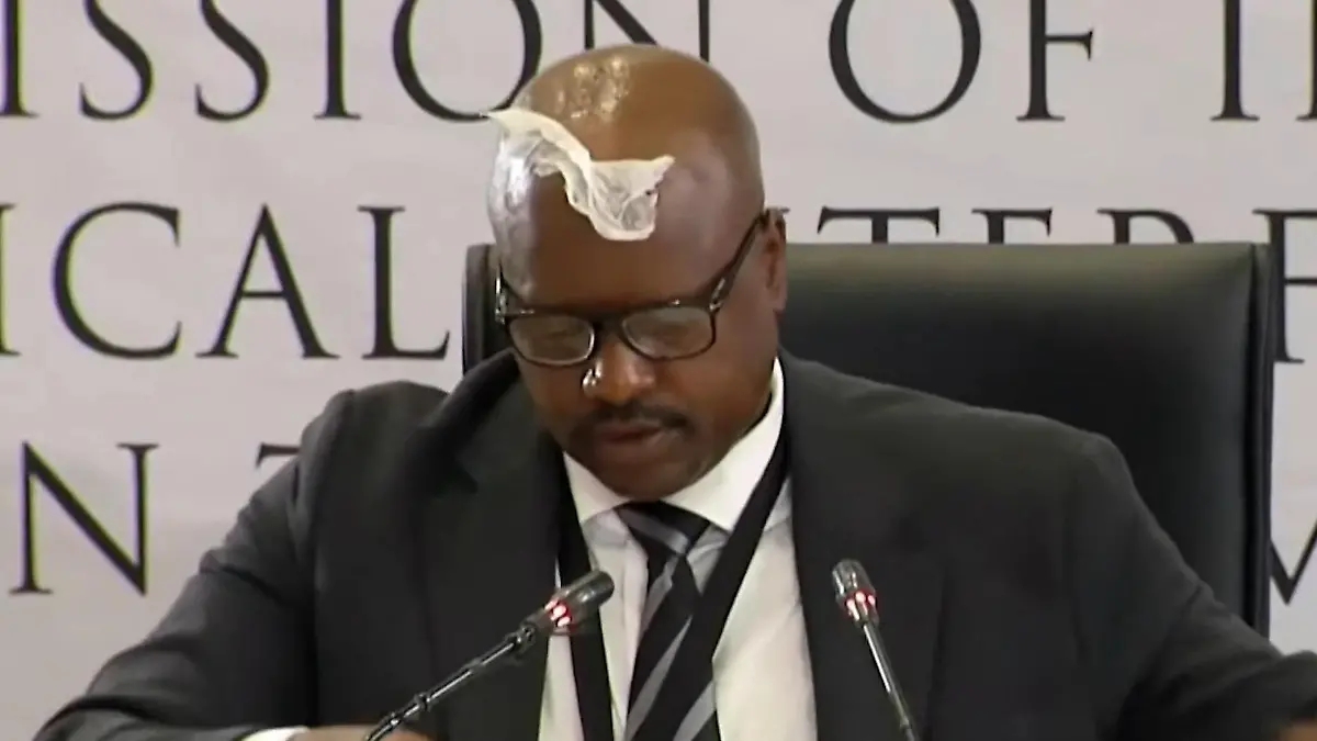 Taschentuch auf der Stirn! Polizist gerät ins Schwitzen – und sorgt ungewollt für Lacher Kurioser Vorfall in Südafrika