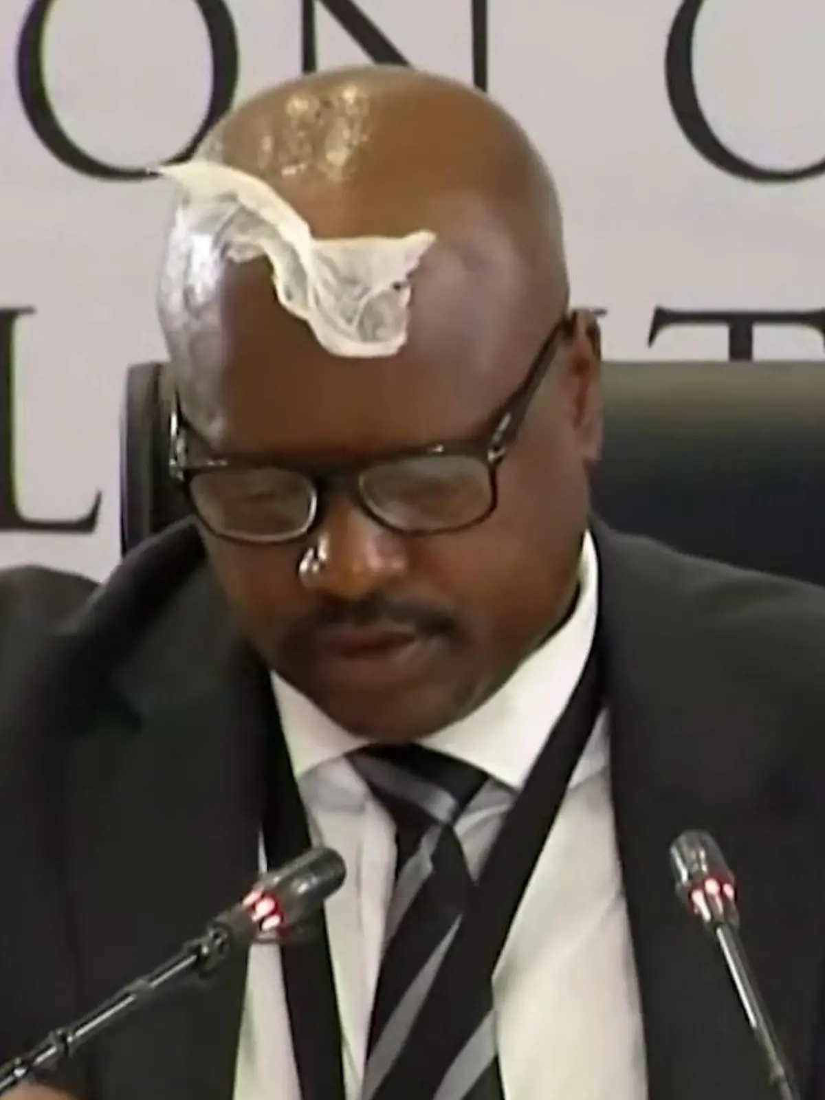 Bild zu: "Taschentuch auf der Stirn! Polizist gerät ins Schwitzen – und sorgt ungewollt für Lacher"