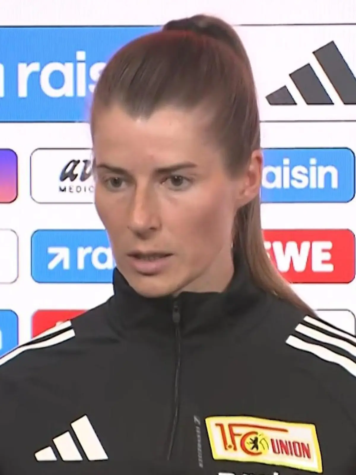 Bild zu: "Bundesligatrainerin setzt klares Zeichen! SO geht Marie-Louise Eta mit Online-Hass um"