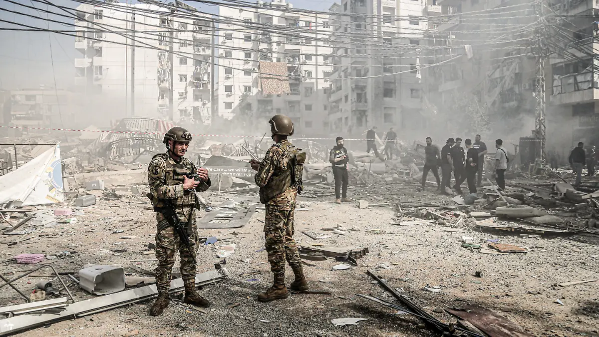 Libanesische Soldaten versammeln sich am Ort eines israelischen Angriffs im Süden Beiruts. Israel führte seine ersten Luftangriffe im Südlibanon, einer Hisbollah-Hochburg, seit November durch, nachdem sein Verteidigungsminister Beirut mit erneutem Raketenbeschuss gedroht hatte. (zu dpa: «Libanon: Fünf Soldaten bei israelischem Angriff verletzt») +++ dpa-Bildfunk +++