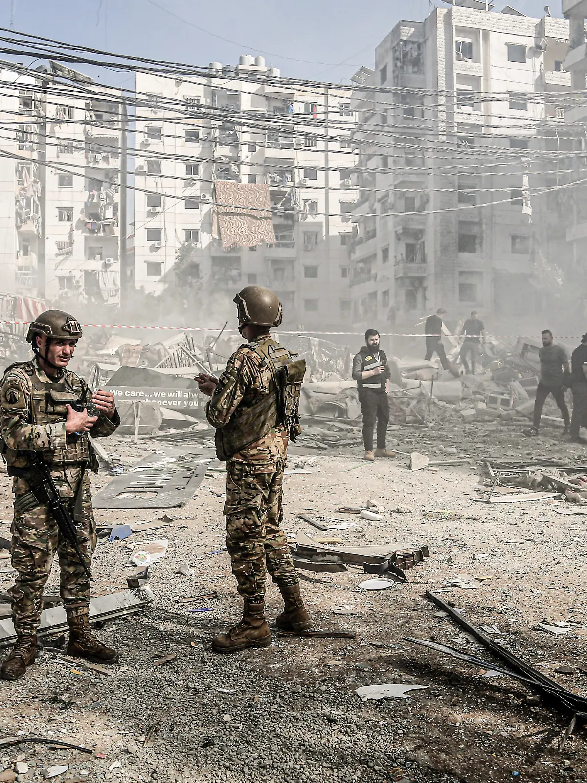 Libanesische Soldaten versammeln sich am Ort eines israelischen Angriffs im Süden Beiruts. Israel führte seine ersten Luftangriffe im Südlibanon, einer Hisbollah-Hochburg, seit November durch, nachdem sein Verteidigungsminister Beirut mit erneutem Raketenbeschuss gedroht hatte. (zu dpa: «Libanon: Fünf Soldaten bei israelischem Angriff verletzt») +++ dpa-Bildfunk +++