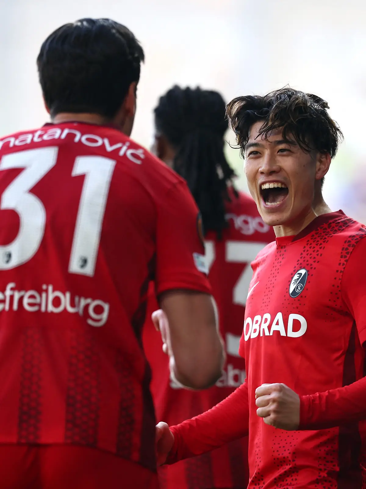 Jubeln Igor Matanovic (links) und Yuito Suzuki (rechts) wieder? RTL überträgt das Europa-League-Halbfinale Sporting Braga gegen SC Freiburg LIVE in TV und Stream