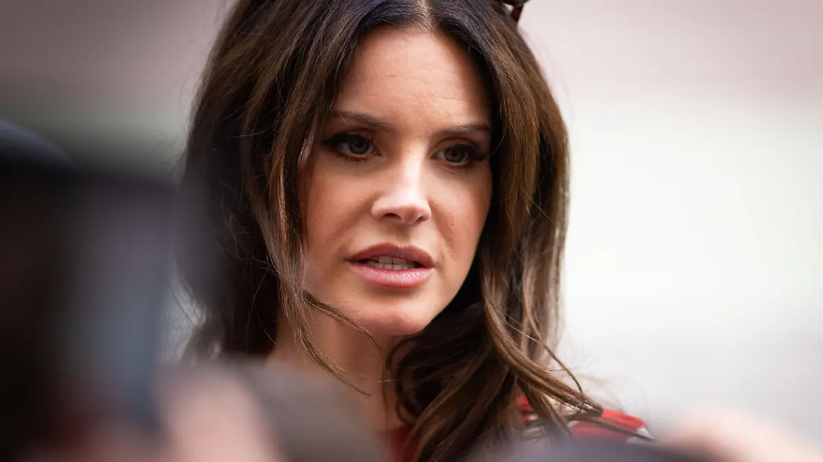 Lana Del Rey signs autographs outside Zimmermann during the Womenswear Collection Prêt à Porter Printemps Eté 2026 as part of Paris Fashion Week PFW , au Carreau du Temple, à Paris, France, le 6 octobre 2025 Julien Sarkissian Bestimage Lana Del Rey is seen outside Zimmermann during the Womenswear Spring Summer 2026 as part of Paris Fashion Week on October 06, 2025 in Paris, France Paris France PUBLICATIONxNOTxINxFRAxUKxUSAxAUSxBEL Copyright: xJulienxSarkissianx/xBestimagexJulienxSarkissianx/xBestimagex