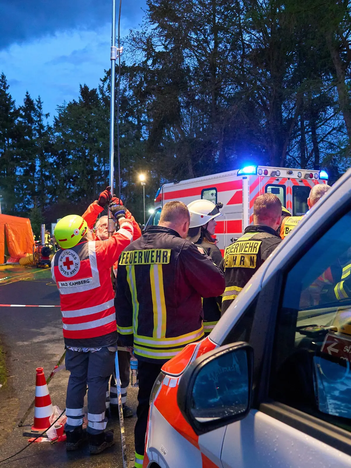 16.04.2026, Hessen, Runkel: Einsatztkräfte sind im hessichen Runkel im Einsatz. Bei einem Unglück in einer Lederfabrik und Pelzgerberei in Runkel sind mehrere Menschen ums Leben gekommen. Weitere Personen seien schwer verletzt und in Krankenhäuser gebracht worden, teilte das Landesinnenministerium mit. Foto: Sascha Ditscher/dpa +++ dpa-Bildfunk +++