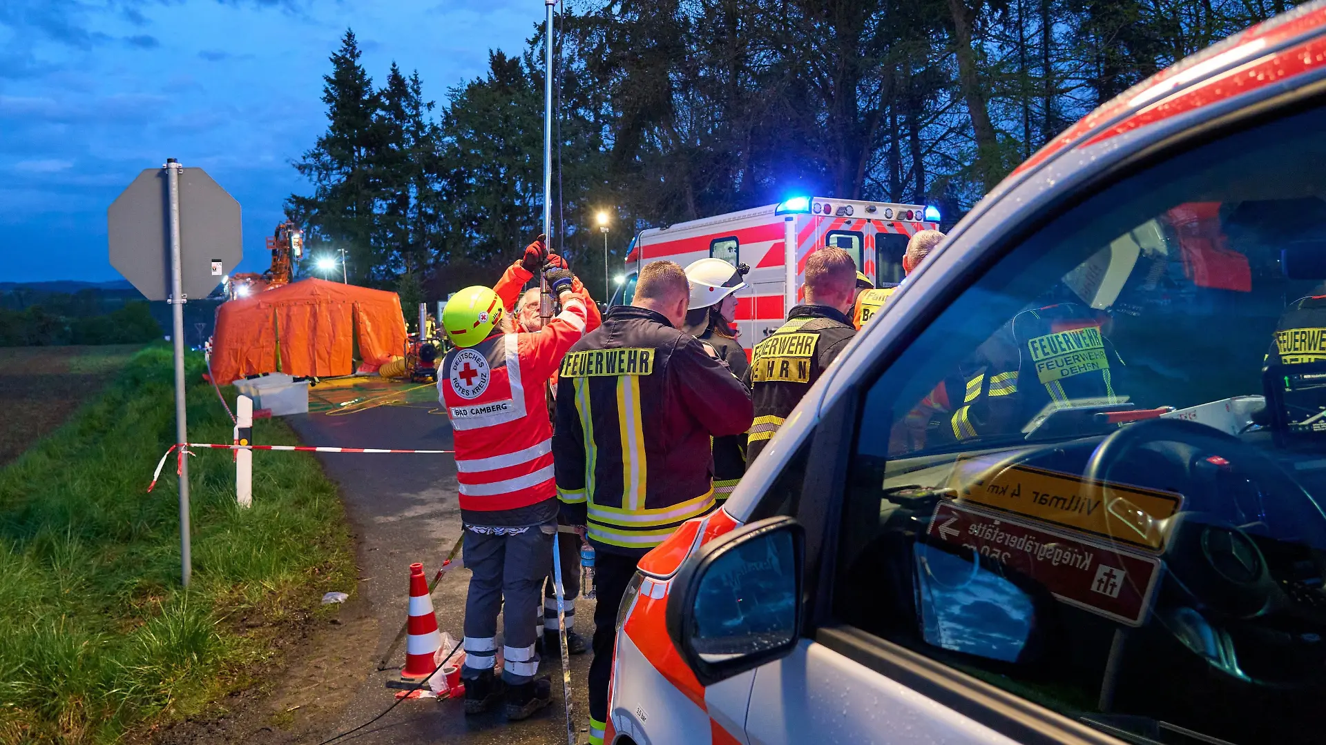 16.04.2026, Hessen, Runkel: Einsatztkräfte sind im hessichen Runkel im Einsatz. Bei einem Unglück in einer Lederfabrik und Pelzgerberei in Runkel sind mehrere Menschen ums Leben gekommen. Weitere Personen seien schwer verletzt und in Krankenhäuser gebracht worden, teilte das Landesinnenministerium mit. Foto: Sascha Ditscher/dpa +++ dpa-Bildfunk +++