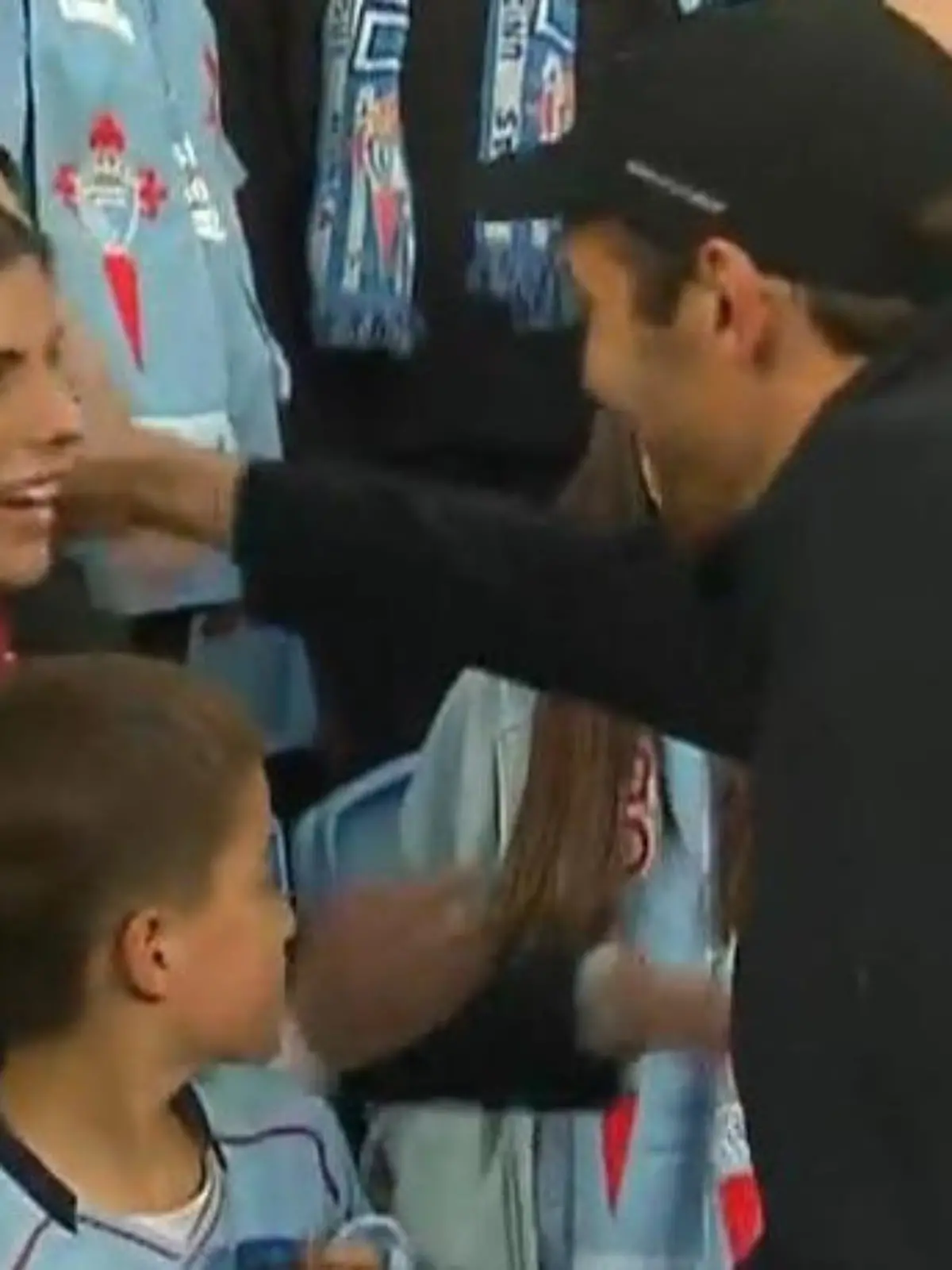 Bild zu: "Freiburg brilliert gegen Vigo! Aber SIE verzaubert Trainer Julian Schuster nach Abpfiff"