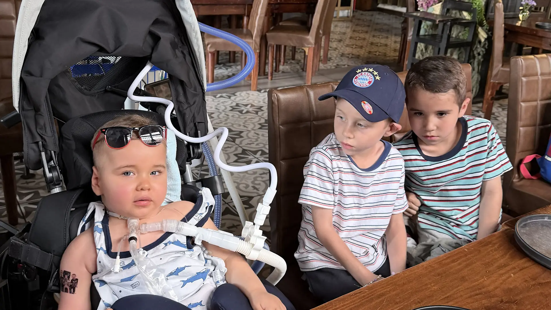 Immer an Ollis Seite: Seine Brüder Julian und Sebastian!