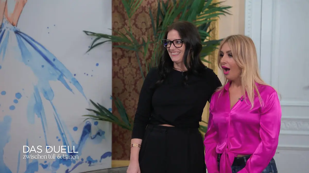 Die beiden Expertinnen nebeneinander: Elaine lacht, Nihal schaut überrascht.