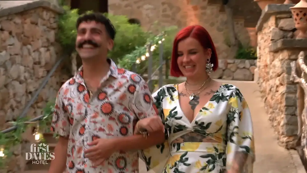 Zwischen Denise und Yoel wird es immer lockerer Nachtisch am Pool