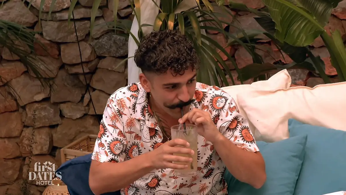 Mit diesem Schnurrbart zieht Yoel auch an der Bar Blicke auf sich Lob für den Look