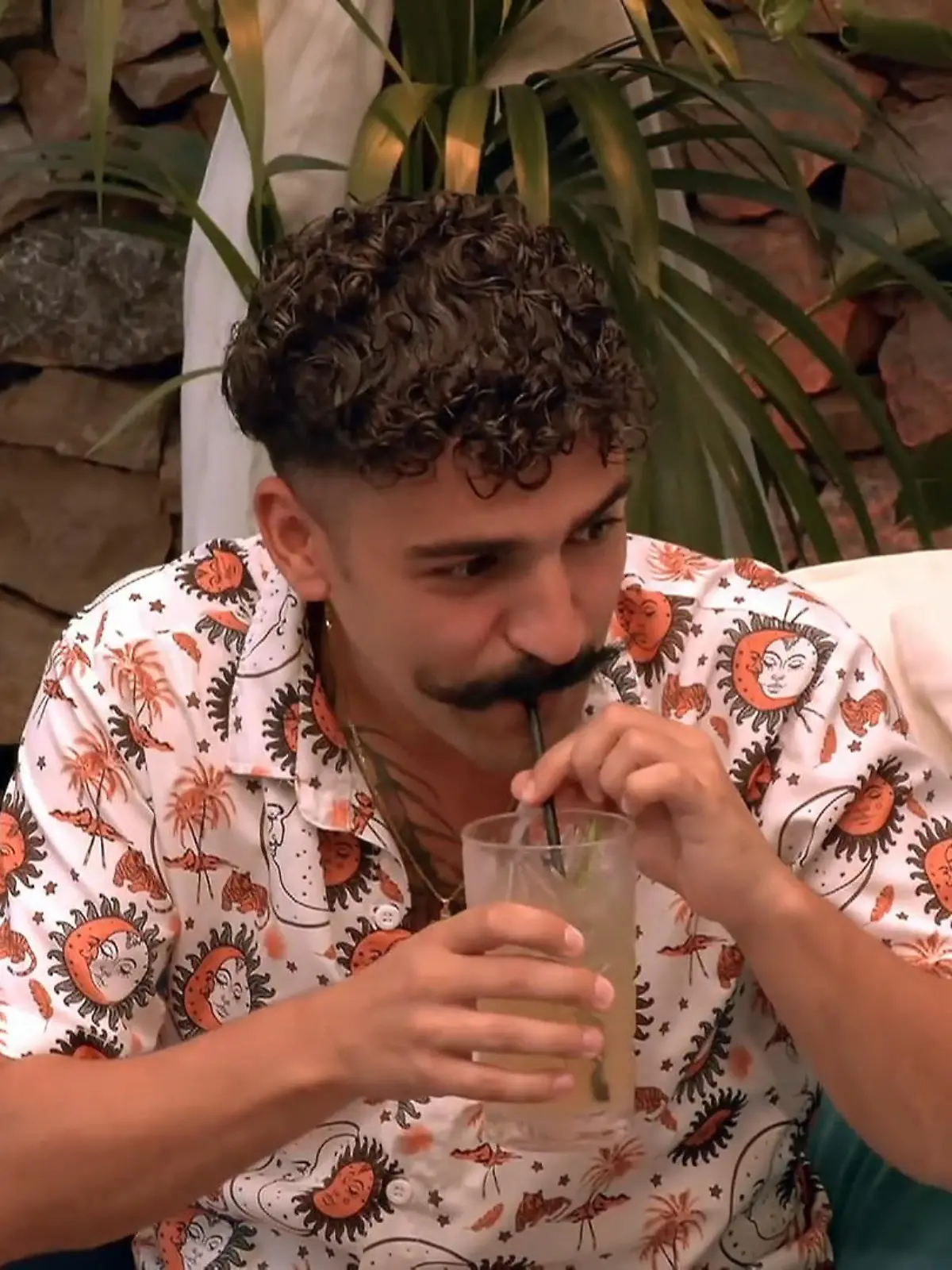 Bild zu: "Mit diesem Schnurrbart zieht Yoel auch an der Bar Blicke auf sich"