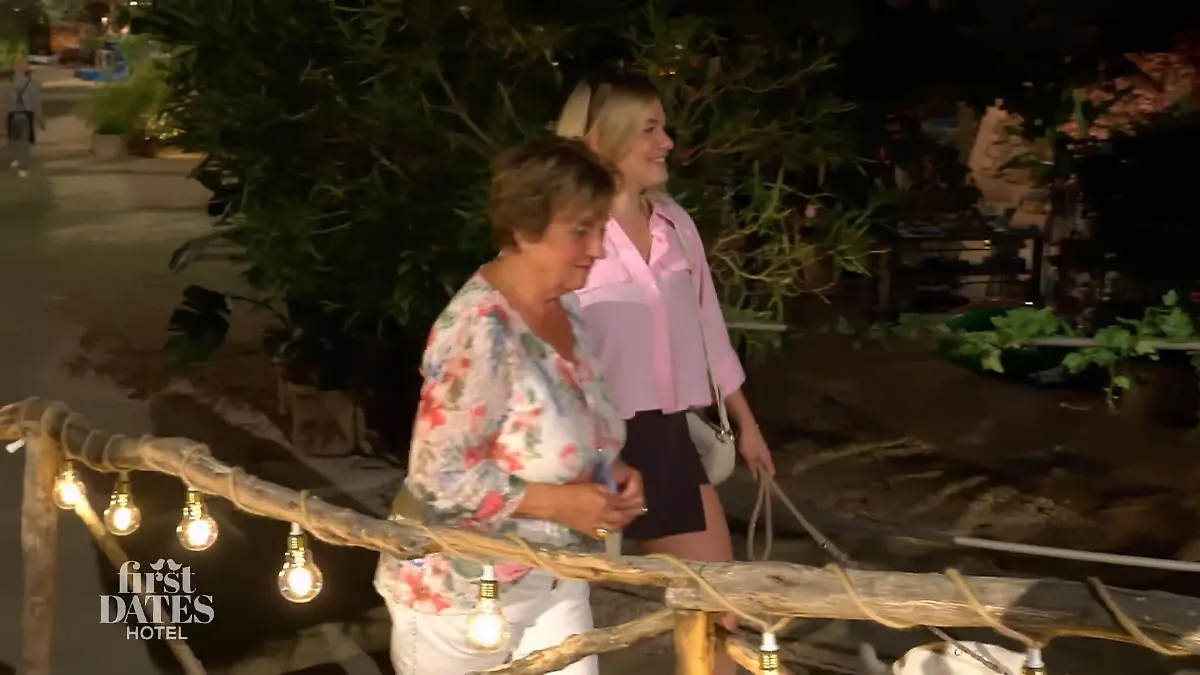 Erdmute und Sina verstehen sich so gut, dass der Abend noch weitergeht Abendrunde im Hotel