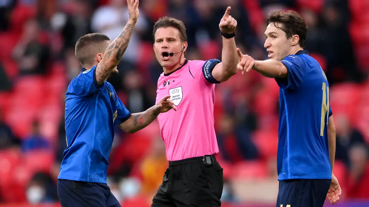 ARCHIV - 06.07.2021, Großbritannien, London: Fußball: EM, Italien - Spanien, Finalrunde, Halbfinale im Wembley Stadion. Italiens Marco Verratti (l) und Federico Chiesa protestieren gegen den deutschen Schiedsrichter Felix Brych. (zu dpa: Die Köpfe der EM) Foto: Laurence Griffiths/Pool Getty/AP/dpa +++ dpa-Bildfunk +++