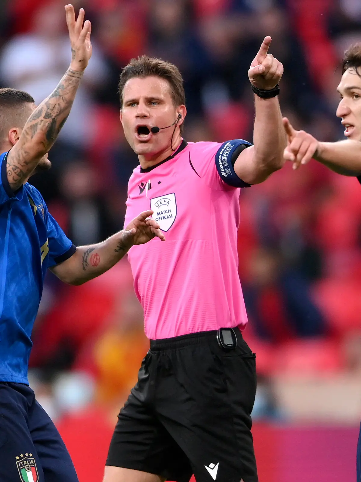 ARCHIV - 06.07.2021, Großbritannien, London: Fußball: EM, Italien - Spanien, Finalrunde, Halbfinale im Wembley Stadion. Italiens Marco Verratti (l) und Federico Chiesa protestieren gegen den deutschen Schiedsrichter Felix Brych. (zu dpa: Die Köpfe der EM) Foto: Laurence Griffiths/Pool Getty/AP/dpa +++ dpa-Bildfunk +++