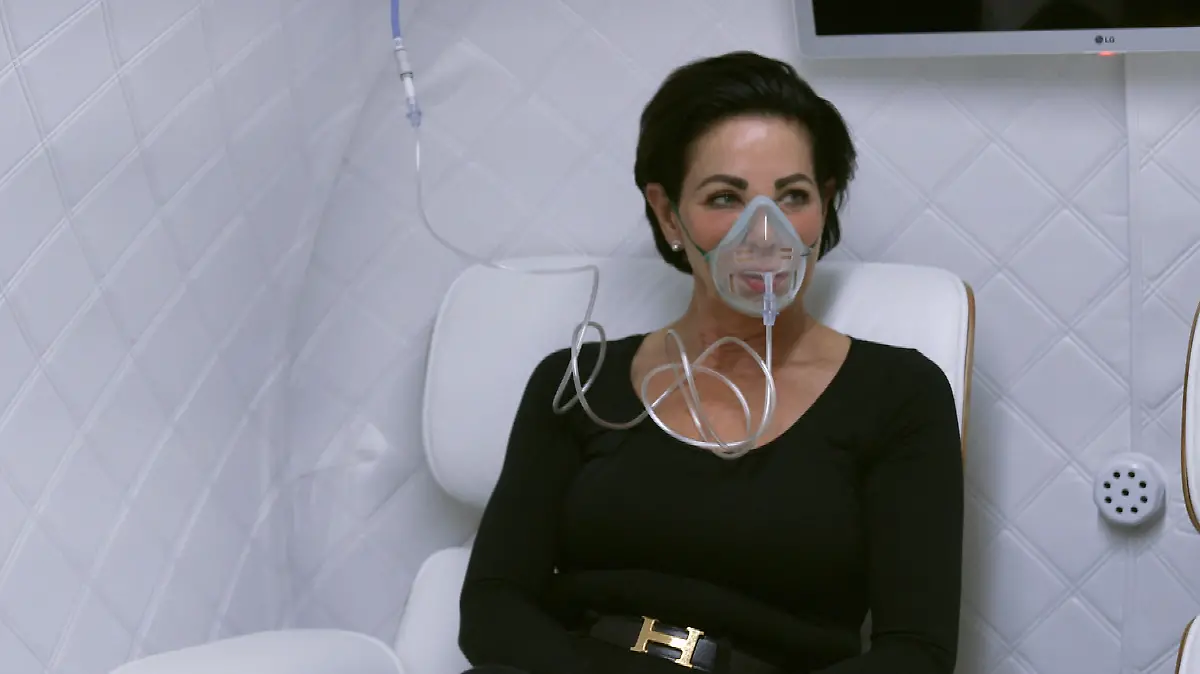 Für immer jung: Gepflegte schlanke Frau mit kurzen schwarzen Haaren mit einer Sauerstoffmaske bei einer Beauty-Behandlung