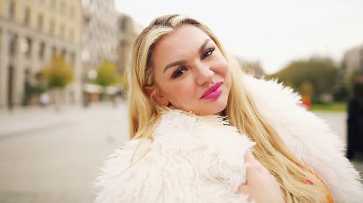 Für immer jung: Gestylte Frau mit blonden Haaren in Nahaufnahme