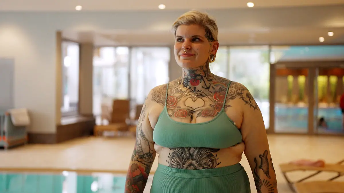 Für immer jung: Junge kräftige Frau mit kurzen blonden Haaren und vielen Tattoos