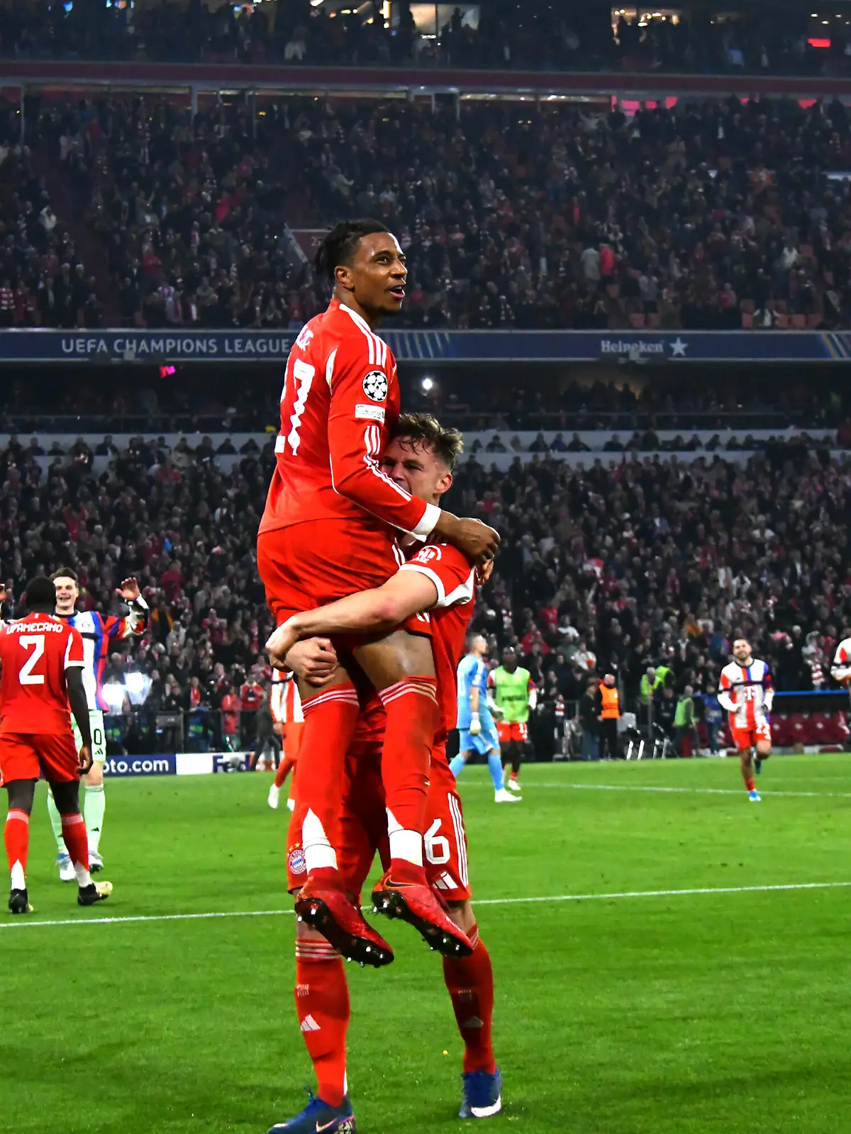 15.04.2026, Allianz Arena, München, Championsleague, FC FC Bayern Munich vs Real Madrid , im Bild Michael Olise (München) freut sich über sein Tor [goal] mit Joshua Kimmich (München)