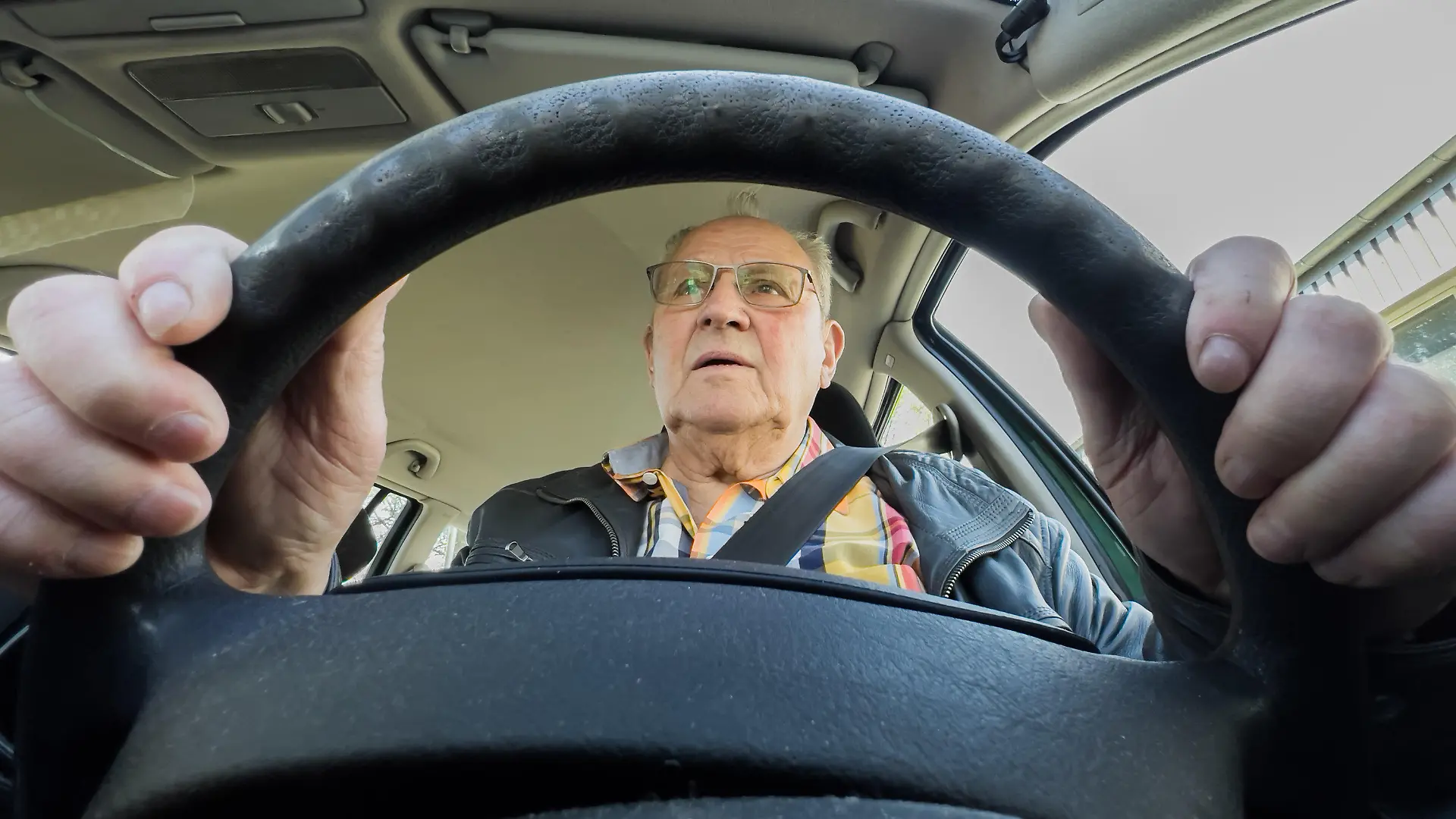 09.05.2023, Niedersachsen, Burgdorf: Teilnehmer Heinz Schmidt sitzt bei der Schulung "Fit im Auto" von der Landesverkehrswacht Niedersachsen am Steuer seines Autos. Die Landesverkehrswacht Niedersachsen bietet landesweit Fahrsicherheittraining für Menschen über 65 Jahren an. Ziel ist die Fahrkompetenz zu erhalten und zu stärken. Foto: Julian Stratenschulte/dpa +++ dpa-Bildfunk +++