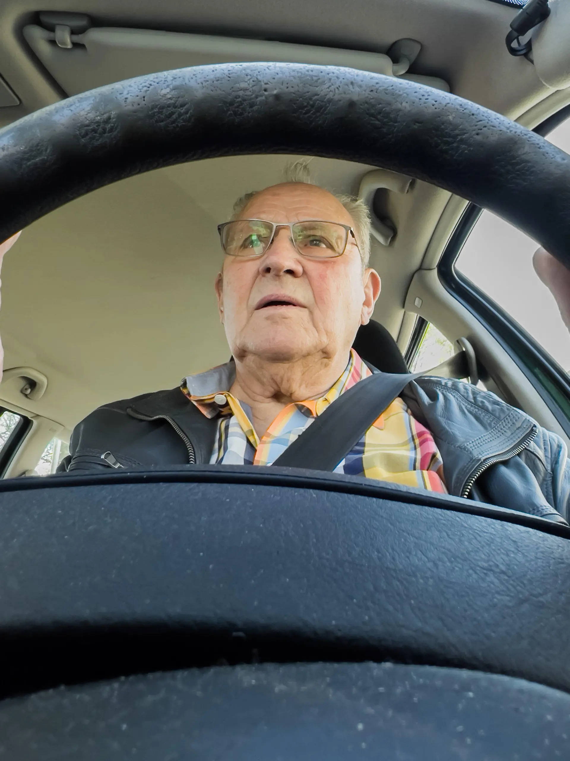 09.05.2023, Niedersachsen, Burgdorf: Teilnehmer Heinz Schmidt sitzt bei der Schulung "Fit im Auto" von der Landesverkehrswacht Niedersachsen am Steuer seines Autos. Die Landesverkehrswacht Niedersachsen bietet landesweit Fahrsicherheittraining für Menschen über 65 Jahren an. Ziel ist die Fahrkompetenz zu erhalten und zu stärken. Foto: Julian Stratenschulte/dpa +++ dpa-Bildfunk +++