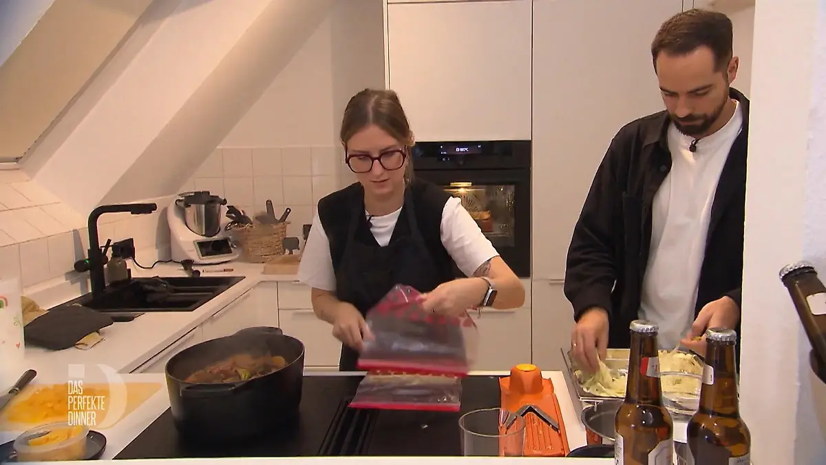 Das perfekte Dinner: Antonia packt ihren Nudelteig in einen Folienbeutel