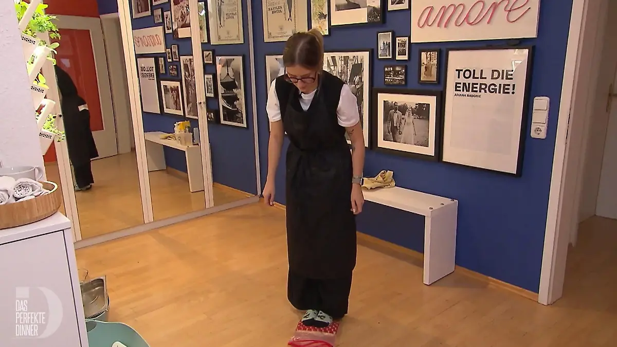 Das perfekte Dinner: Junge Frau steht auf einem Plastik-Frischhaltebeutel