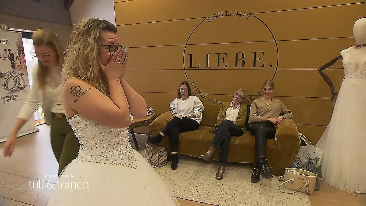 Manuela ist tief bewegt – doch ist es auch wirklich ihr Traumkleid? Endlich Tränen