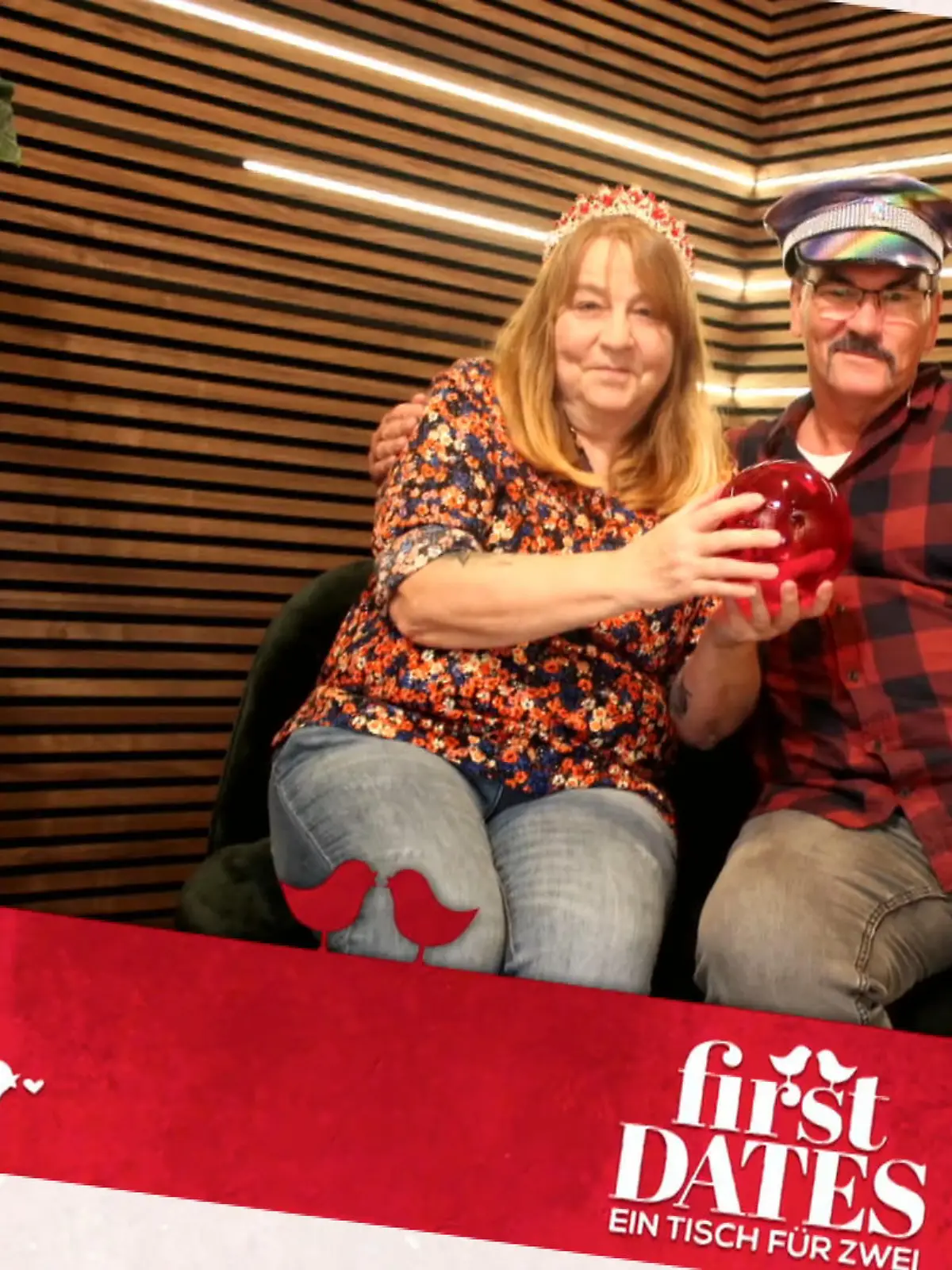 Bild zu: "Ute ist völlig aus dem Häuschen, dass Detlev wirklich vor ihr sitzt"