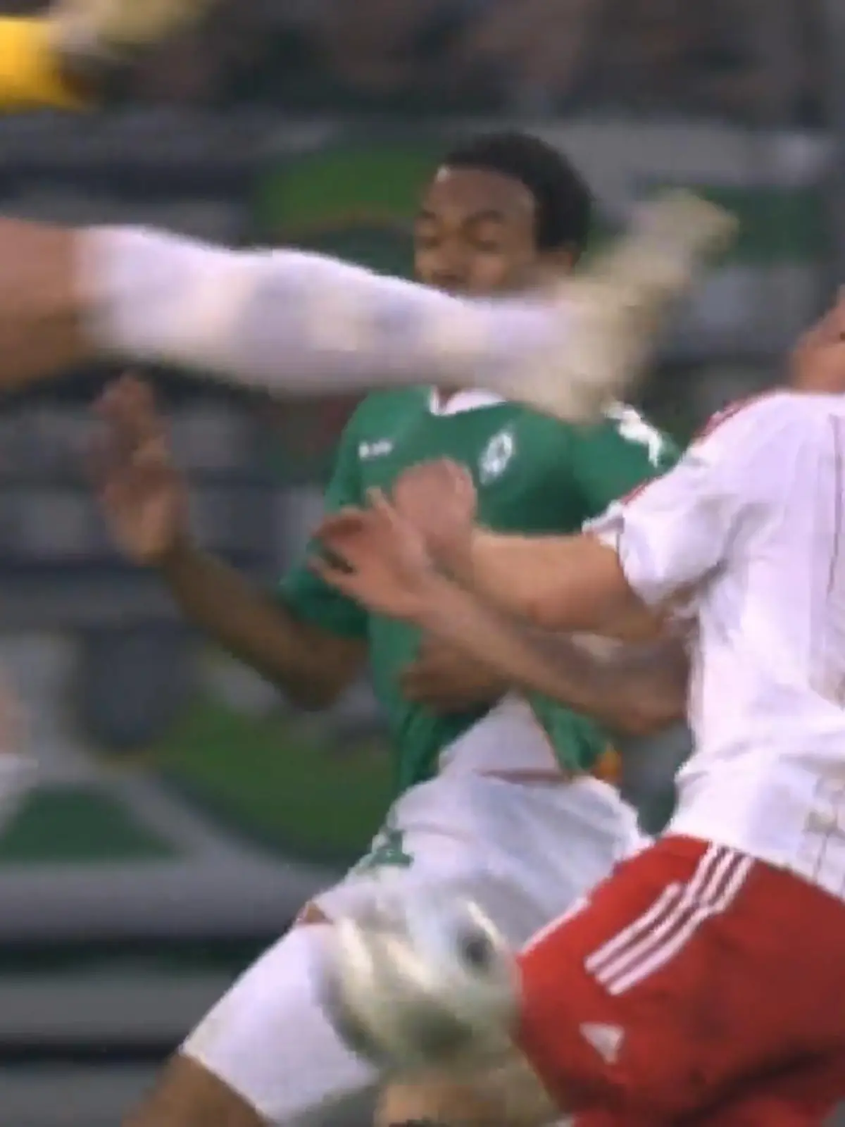 Bild zu: "Großes Spektakel und Traumtore! Die besten Nordderby-Szenen aller Zeiten"