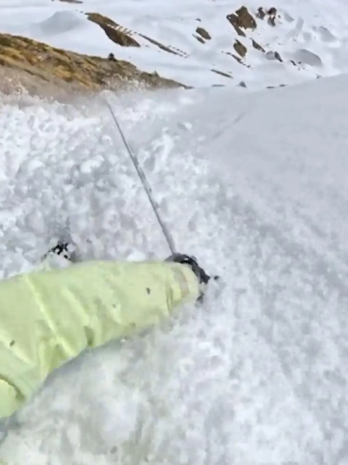 Bild zu: "Lawine reißt Skifahrer um! Mann fährt abseits der Piste – als Schneemassen ihn überraschen"