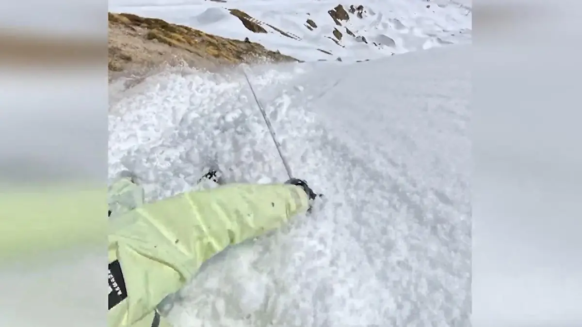 Lawine reißt Skifahrer um! Mann fährt abseits der Piste – als Schneemassen ihn überraschen Im französischen Skigebiet La Plagne