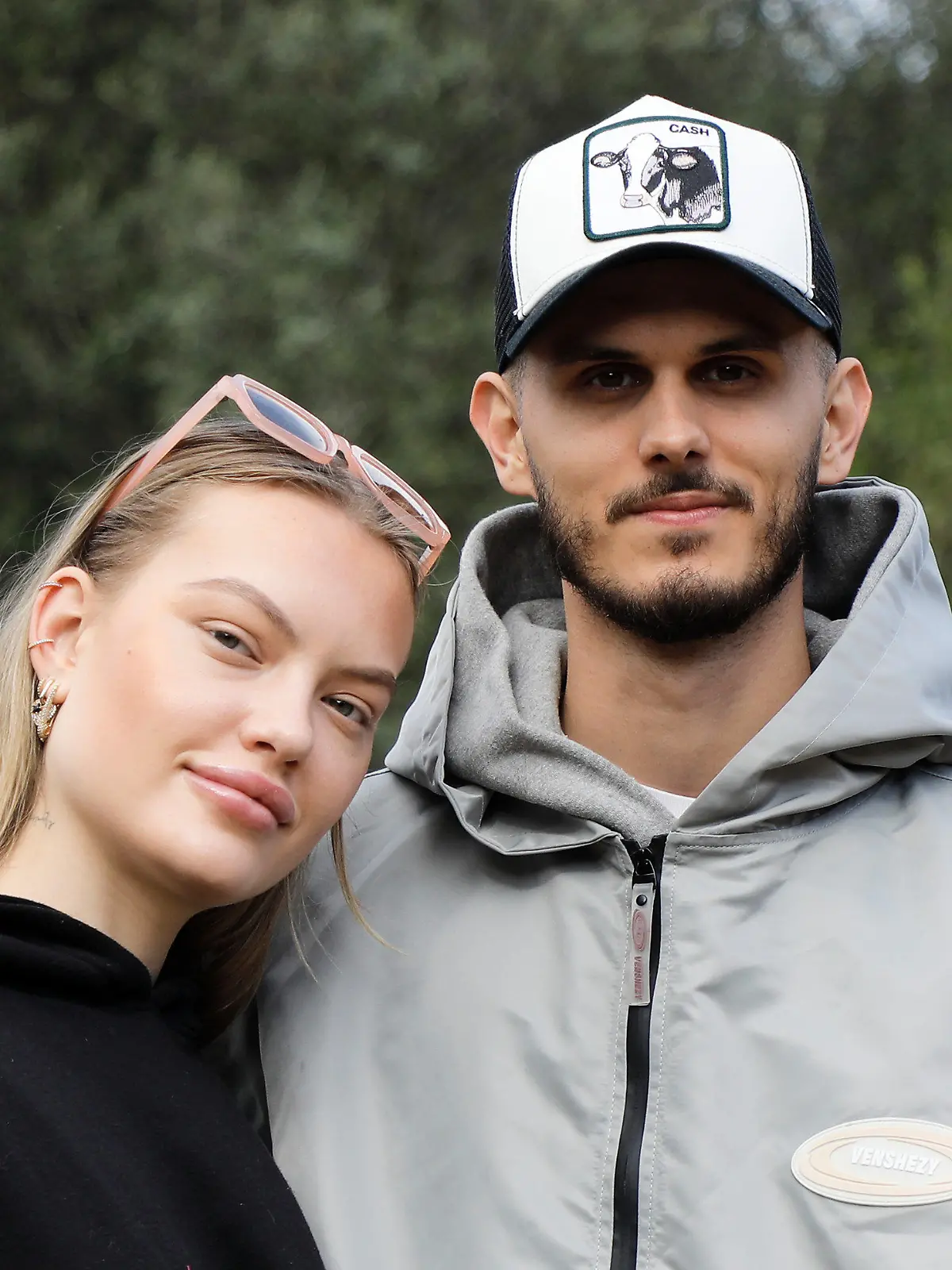 ARCHIV - 25.11.2021, Spanien, Felanitx: Das Paar Cheyenne Ochsenknecht und Nino Sifkovits steht im Garten eines Hauses auf Mallorca. Cheyenne Ochsenknecht (22) hat ihr zweites Kind bekommen. Am Mittwoch kam Sohn Matteo Nael zur Welt. (zu dpa: «Cheyenne Ochsenknecht nun Zweifach-Mama - Sohn Matteo Nael geboren») Foto: Clara Margais/dpa +++ dpa-Bildfunk +++